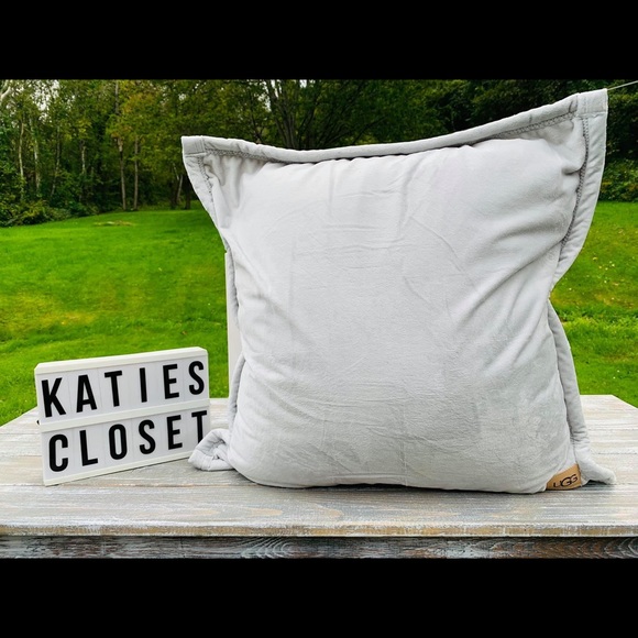 NWOT UGG PILLOW! - Picture 9 of 9